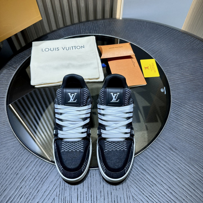 LV TRAINER SNEAKER LV-000573